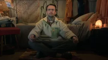 Veste polaire Patagonia Classic Retro X portée par Vincent « Vinnie » O’Neill (Joe Gilgun) comme on le voit dans Brassic (S07E01)