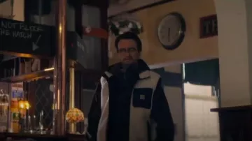 Gilet de doublure Carhartt White Prentis porté par Vincent « Vinnie » O’Neill (Joe Gilgun) comme on le voit dans Brassic (S07E01)