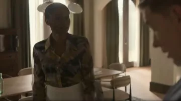 Haut boutonné en crêpe de Chine imprimé Chloé porté par Jax Stewart (Emayatzy Corinealdi) comme on le voit dans Reasonable Doubt (S03E03)