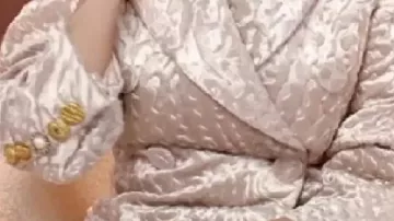 La veste croisée portée par Selena Gomez dans Selena Gomez surprend ses fans | Attirer