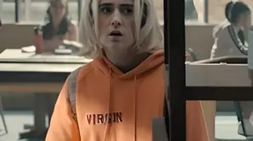 Sweat à capuche Lizze Broadway Orange Virgin porté par Emma Meyer / Little Cricket (Lizze Broadway) en Gen V (S02)