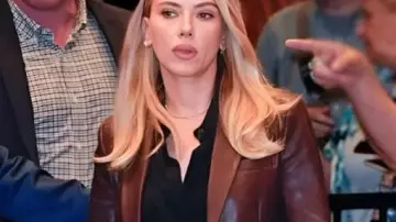 Blazer de cuero marrón Scarlett Johansson NYC 2025