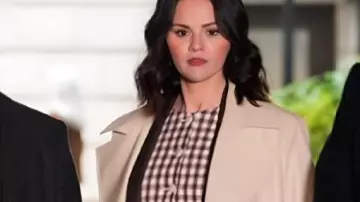 Gilet vichy Selena Gomez porté par Mabel Mora (Selena Gomez) dans Only Murders in the Building