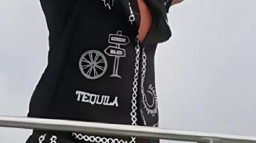 Camisa negra usada por Callum Holewik en Aussie Shore