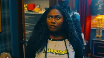 T-shirt Brownie Raglan porté par Leota Adebayo (Danielle Brooks) dans Peacemaker (S02E06)