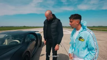 La veste bleu ciel Lacoste de Inoxtag dans Bugatti VS Avion de l'armée (Ft. GMK)