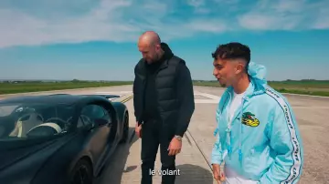 La veste bleu ciel Lacoste de Inoxtag dans Bugatti VS Avion de l'armée (Ft. GMK)