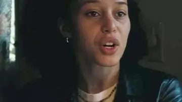 Une bataille après l’autre : Blouson en cuir porté par (Chase Infiniti) comme on le voit dans La Bataille de Baktan Cross