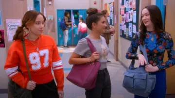 Forever 21 Fleece 97 Cropped Pullover porté par Jade Castillo (Carmen Sánchez) comme on le voit dans Electric Bloom (S01E04)