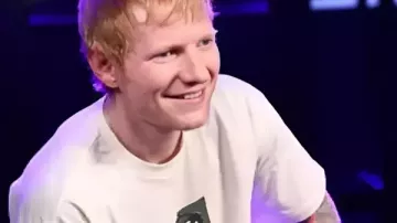 Camiseta blanca de Ed Sheeran de SiriusXM NYC en el video musical Ed Sheeran se burla de su próximo álbum sobre el otoño de #shorts #music #edsheeran