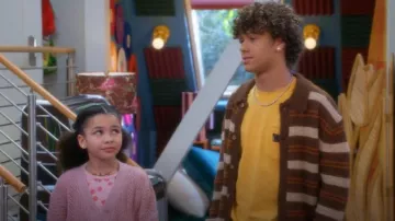 Cárdigan de polo relajado Topman usado por Lucas (Nathaniel Buescher) como se ve en Electric Bloom (S01E04)