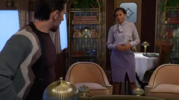 Blusa con cuello anudado floral metálico de Donna Karan usada por Amanda Sinclair (Mishael Morgan) como se ve en The Young and the Restless el 15 de septiembre de 2025