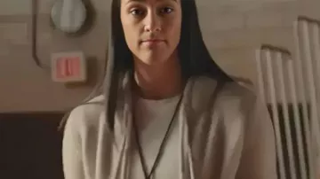 Vuelve a la escuela La sudadera con capucha usada por Caitlin Clark en Caitlin Clark lanza el nuevo cortometraje hilarante "Back to School With Lilly" y los fans no pueden dejar de verlo