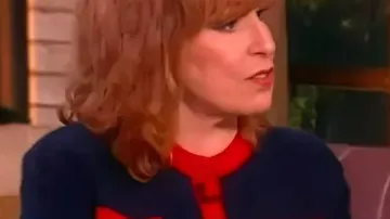 Cárdigan con ribete en contraste azul marino de The View usado por (Joy Behar) como se ve en The View