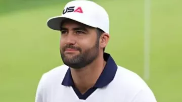 Camiseta blanca de la Ryder Cup usada por Scottie Scheffler como se ve en Tales From The Ryder Cup