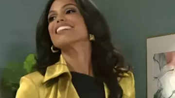 Beyond The Gates S01 Gabardina de satén de Dani Dupree usada por Dani Dupree (Karla Cheatham Mosley) en Beyond the Gates (S01)