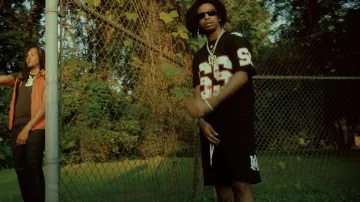 Maillot de football Amiri Black 22 porté par Young Nudy dans Young Nudy - Peaches & Eggplants (Vidéo Officielle) ft. 21 Savage