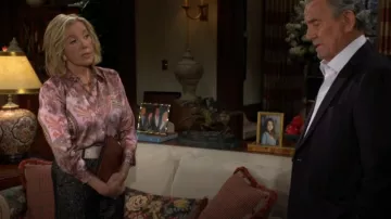 Pantalones anchos de espiga metálicos L'Agence Pilar usados por Nikki Reed Newman (Melody Thomas-Scott) como se ve en The Young and the Restless el 17 de septiembre de 2025