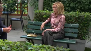 Lauren Ralph Lauren Adair Croc-Embossed Leather Small Crossbody en Modern Gold usado por Nikki Reed Newman (Melody Thomas-Scott) como se ve en The Young and the Restless el 17 de septiembre de 2025