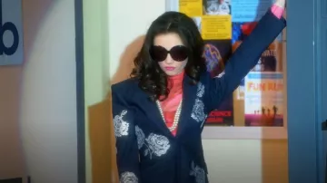Blazer de dirección Cinq A Sept usado por Tulip (Ruby Marino) como se ve en Electric Bloom (S01E07)