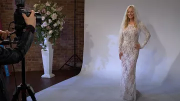 Vestido de novia de sirena de manga larga de encaje Colette Blanc del Bronx y Banco usado por Christine Blair Williams (Lauralee Bell) como se ve en The Young and the Restless el 19 de septiembre de 2025