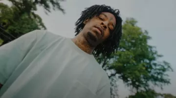 Camiseta con bolsillo 3D azul pálido de Louis Vuitton usada por 21 Savage en Baby Drill - Slight Dub (Video oficial) feat. 21 Savage & Young Nudy
