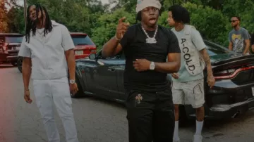 A-COLD-WALL* Gilet à logo marbré blanc porté par 21 Savage dans Baby Drill - Slight Dub (Official Video) feat. 21 Savage & Young Nudy