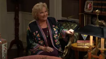 Johnny Was Monica Kimono usado por Traci Abbott (Beth Maitland) como se ve en The Young and the Restless el 21 de septiembre de 2025