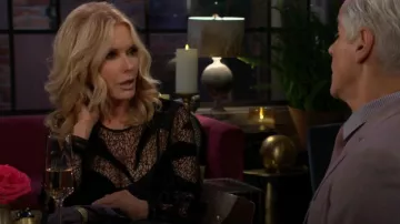 Vestido de encaje de lentejuelas Guess Sonata usado por Lauren Fenmore (Tracey Bregman) como se ve en The Young and the Restless el 24 de septiembre de 2025