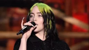 Maison Dauphin Jewelry – blue gold ring worn by American singer Billie Eilish during the BRIT Awards 2020 in London. Maison Dauphin Joaillerie – blue gold ring worn by American singer Billie Eilish during the BRIT Awards in 2020 in London