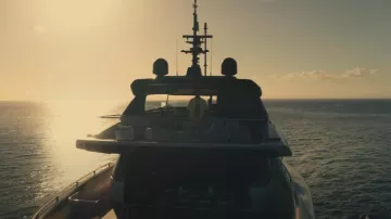 Camiseta cuadrada con parche RS amarillo de Raf Simons usada por 21 Savage en Drake, 21 Savage - Spin Bout U