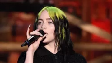 Maison Dauphin Jewelry – blue gold ring worn by American singer Billie Eilish during the BRIT Awards 2020 in London. Maison Dauphin Joaillerie – blue gold ring worn by American singer Billie Eilish during the BRIT Awards in 2020 in London