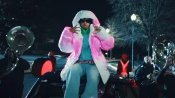 Louis Vuitton Jeans con Monograma Azul y Logo de Graffiti Rosa usados por 21 Savage en Latto - Wheelie (Video Oficial) ft. 21 Savage