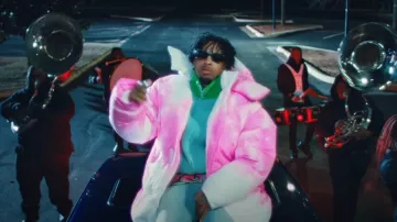 Chaqueta de chándal de piel de oveja azul claro y verde neón de Louis Vuitton usada por 21 Savage en Latto - Wheelie (Video oficial) ft. 21 Savage