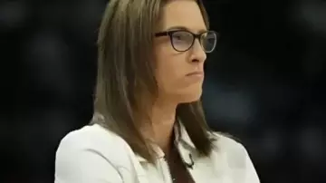 Veste blanche de demi-finale des séries éliminatoires de la WNBA portée par Stephanie White dans Stephanie White In SERIOUS TROUBLE FOR SABOTAGING INDIANA FEVER GAME...