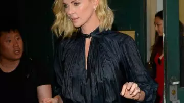 Maison Dauphin Jewelry – gold ring worn by American actress Charlize Theron for the movie Tully in New York, 2018 Maison Dauphin Joaillerie – bague en or portée par l’actrice américaine Charlize Theron à New York en 2018 pour la promo du film Tully