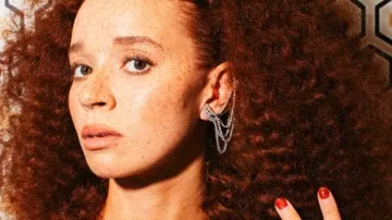 Maison Dauphin Jewelry – pendiente usado por la actriz estadounidense Erin Kellyman en el estreno en Nueva York de la película Eleanor The Great, 2025