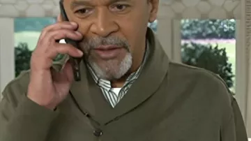 Beyond The Gates 2025 Clifton Davis Suéter de cuello chal verde usado por Vernon Dupree (Clifton Davis) en Beyond the Gates