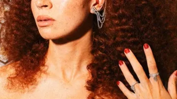 Maison Dauphin Jewelry: anillos de oro usados por la actriz estadounidense Erin Kellyman en el estreno en Nueva York de la película Eleanor The Great, 2025.  Maison Dauphin Joaillerie