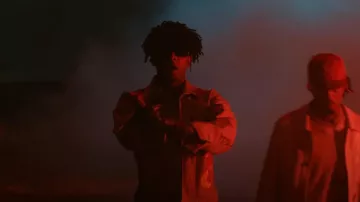 Chaqueta de mezclilla bordada beige confeccionada usada por 21 Savage en 21 Savage & Metro Boomin - Glock In My Lap (Video musical oficial)