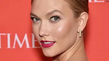 Maison Dauphin Jewelry – gold earrings worn by American model Karlie Kloss at the 2016 Time 100 Gala in New York Maison Dauphin Joaillerie – boucles d'oreilles en or portées par la mannequin Karlie Kloss at the 2016 Time 100 Gala in New York