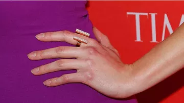 Maison Dauphin Jewelry – gold ring worn by American model Karlie Kloss at the 2016 Time 100 Gala in New York Maison Dauphin Joaillerie – bague en or portée par la mannequin Karlie Kloss at the 2016 Time 100 Gala in New York