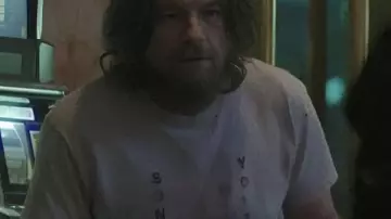 Camiseta Black Rabbit S01 Jason Bateman Rabbit usada por Vince Friedken (Jason Bateman) en Black Rabbit