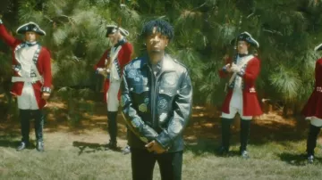 Calvin Klein - Blouson en cuir noir métallisé rose porté par 21 Savage dans 21 Savage x Metro Boomin - My Dawg (Clip officiel)
