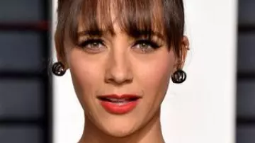 Maison Dauphin Jewelry – blue gold earrings worn by American actress Rashida Jones at the Vanity Fair Oscar Party in 2017, California