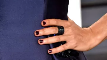 Maison Dauphin Jewelry – blue gold ring worn by American actress Rashida Jones at the Vanity Fair Oscar Party in 2017, California Joaillerie – bague en or portée par l'actrice américaine Rashida Jones