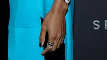 Maison Dauphin Jewelry – gold ring worn by American actress Naomie Harris at the Omega Spectre screening in New York City, 2015 Maison Dauphin Joaillerie – bague en or portée par l’actrice américaine Naomie Harris