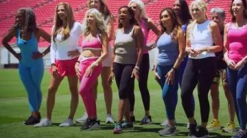 Leggings de contraste rosa Beyond Yoga. usado por Amy Kaplan como se ve en The Golden Bachelor (S02E01)