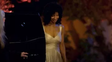 Vestido midi con flecos metálicos dorados de Herve Leger usado por Andra Wicks como se ve en The Golden Bachelor (S02E01)