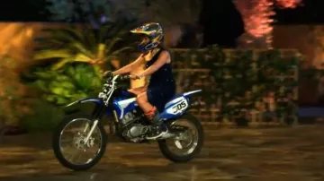 Botas de motocicleta Alpinestars negras/naranjas usadas por Cheryl Steele como se ve en The Golden Bachelor (S02E01)